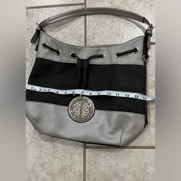 Beautiful Black y silver purse 👛 - Picture 4 of 8